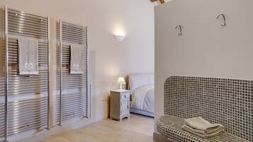 5 bedrooms, iron/ironing board, WiFi, bed sheets