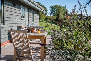 Outdoor dining - Hill Stables, Ufford (Woodbridge)