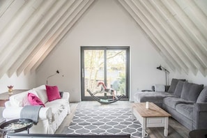 House (2 Bedrooms) | Living room | TV