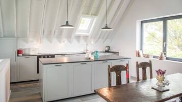 Casa (2 Bedrooms) | Cocina privada | Horno, parrilla de estufa, lavavajillas y utensilios de cocina