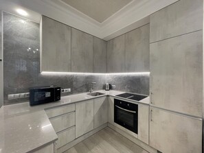 Apartamento | Cozinha privada | Geladeira grande, micro-ondas, fogão, cooktop