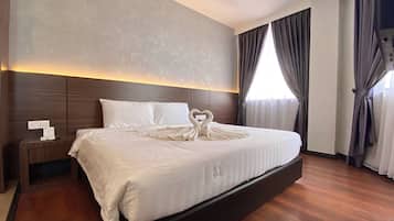 Superior King Room | In-room safe, desk, laptop workspace, iron/ironing board
