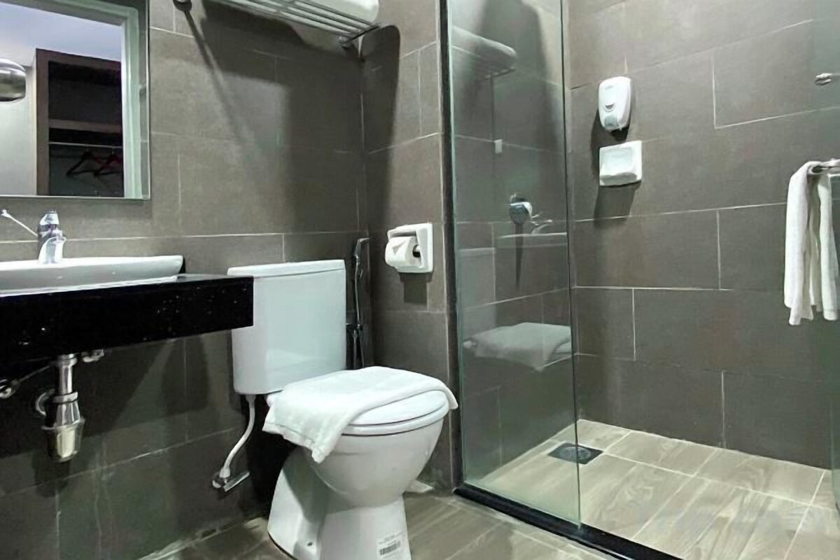 Bathroom | Shower, rainfall showerhead, free toiletries, hair dryer