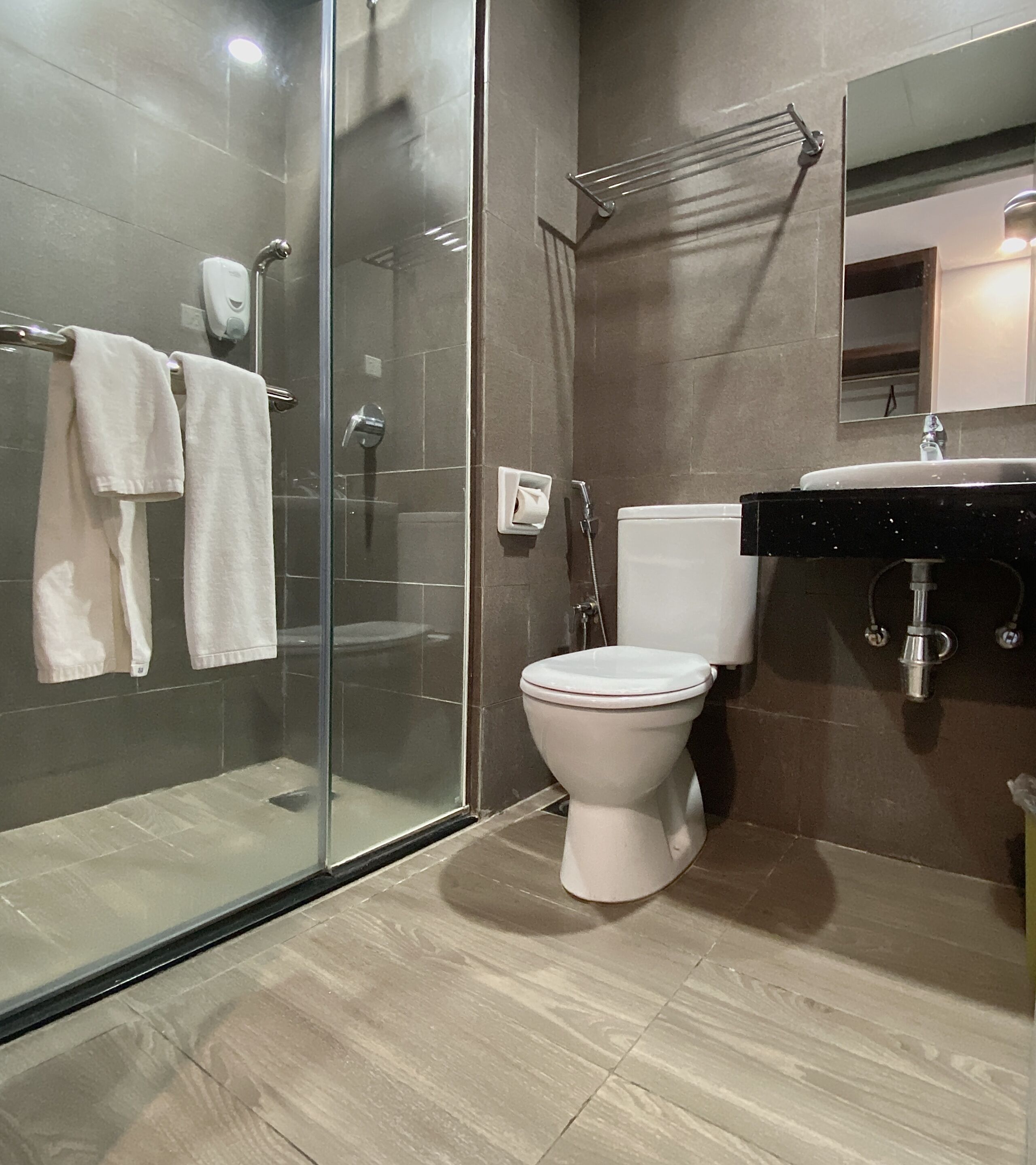 Shower, rainfall showerhead, free toiletries, hair dryer