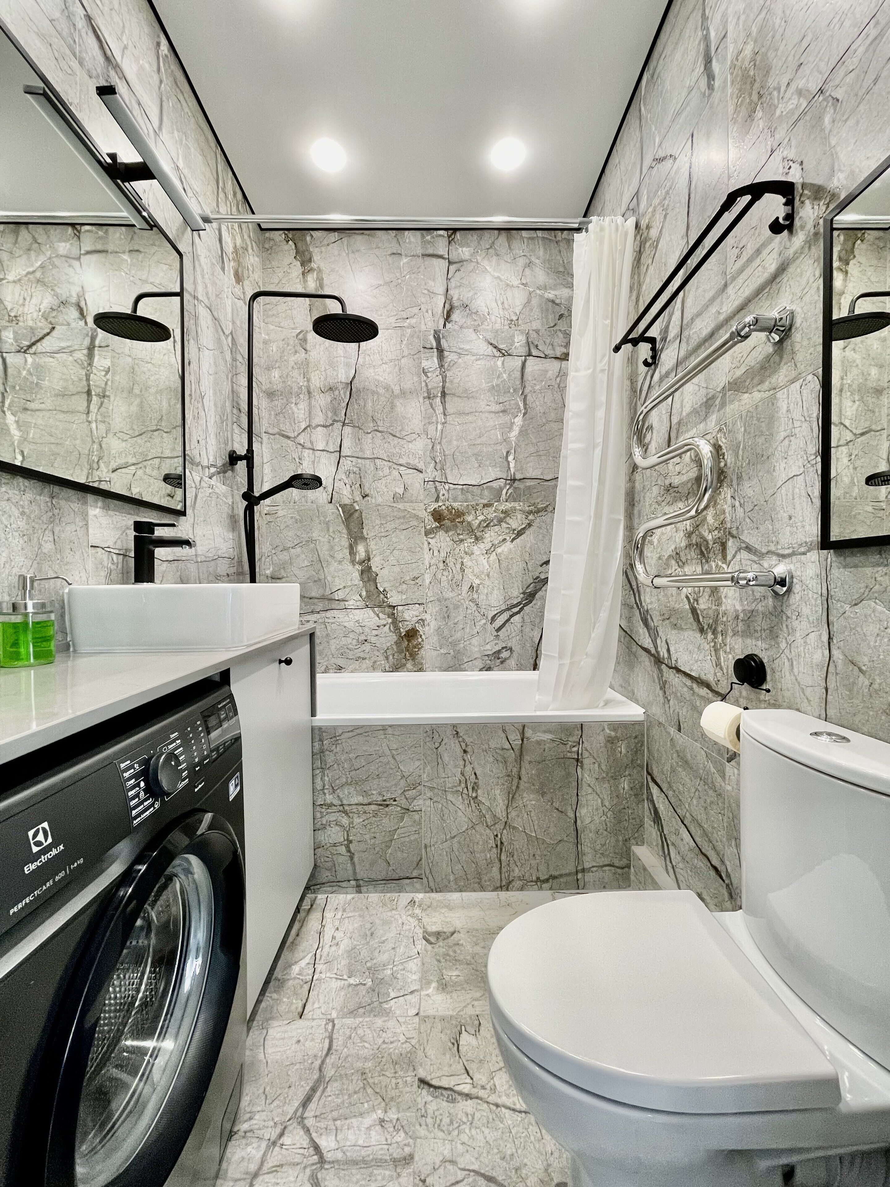Estudio de diseño | Baño | Bañera, secador de pelo, toallas y jabón