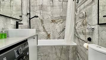 Estudio de diseño | Baño | Bañera, secador de pelo, toallas y jabón