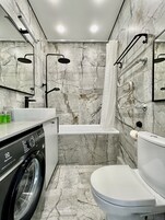 Bañera, secador de pelo, toallas, jabón