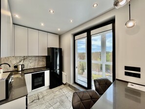 Studio Design | Cuisine privée | Grand réfrigérateur, micro-ondes, four, plaque de cuisson