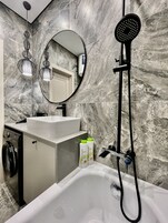 Comfort Διαμέρισμα | Μπάνιο | Μπανιέρα, πιστολάκι μαλλιών, πετσέτες, Σαπούνι