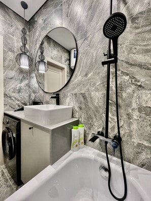 Appartement Confort | Salle de bain | Baignoire, sèche-cheveux, serviettes fournies, savon