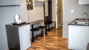 Camera doppia | Minibar, una scrivania, postazione laptop, ferro/asse da stiro