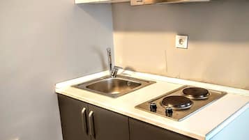 Double Room | Private kitchen | Mini-fridge, stovetop, cookware/dishes/utensils