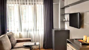 Minibar, escritorio y espacio para trabajar con laptop