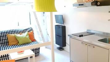 Monolocale City | Cucina privata | Frigorifero, piano cottura, pentole/stoviglie/utensili