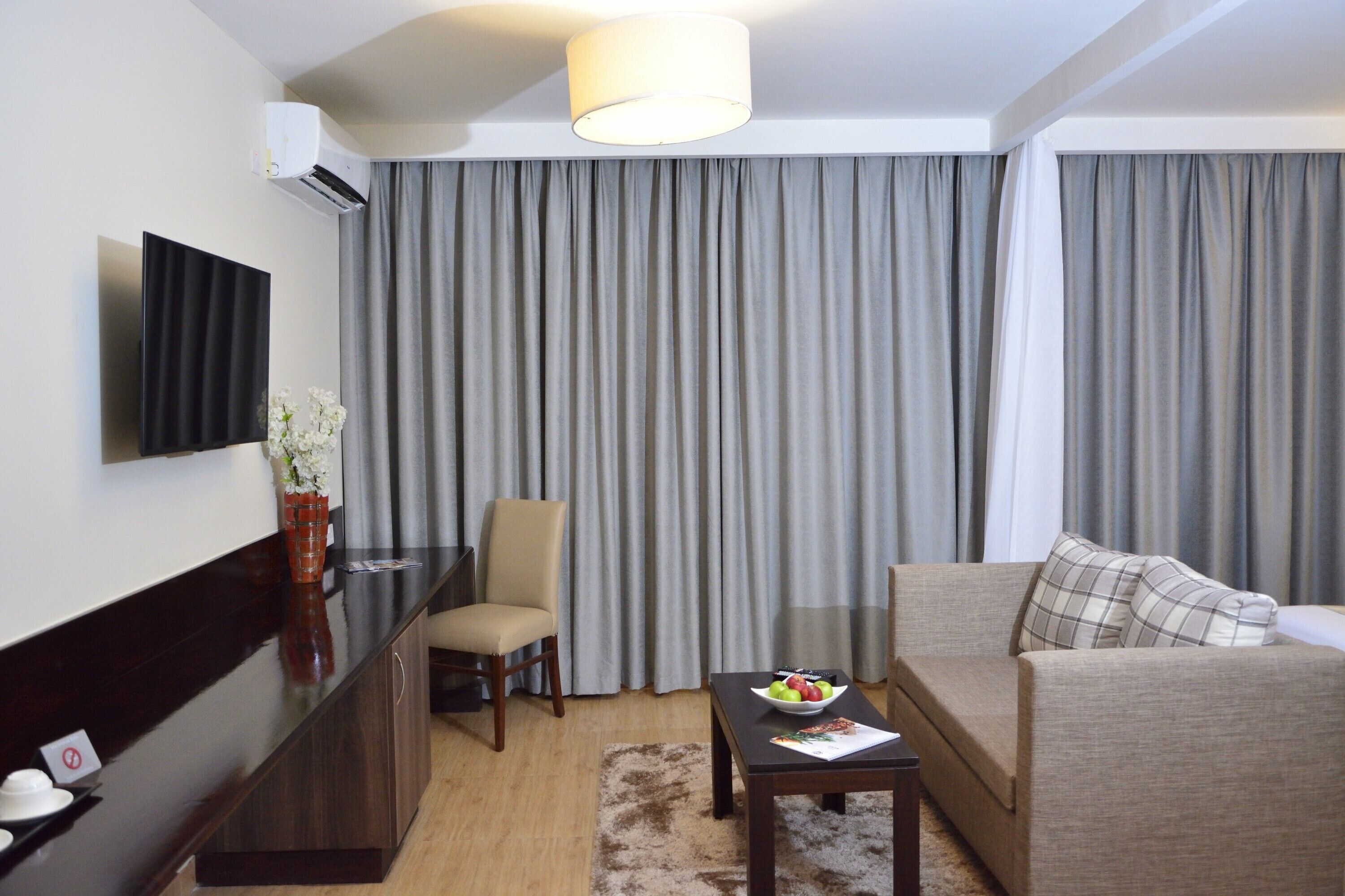 deluxe double room | television