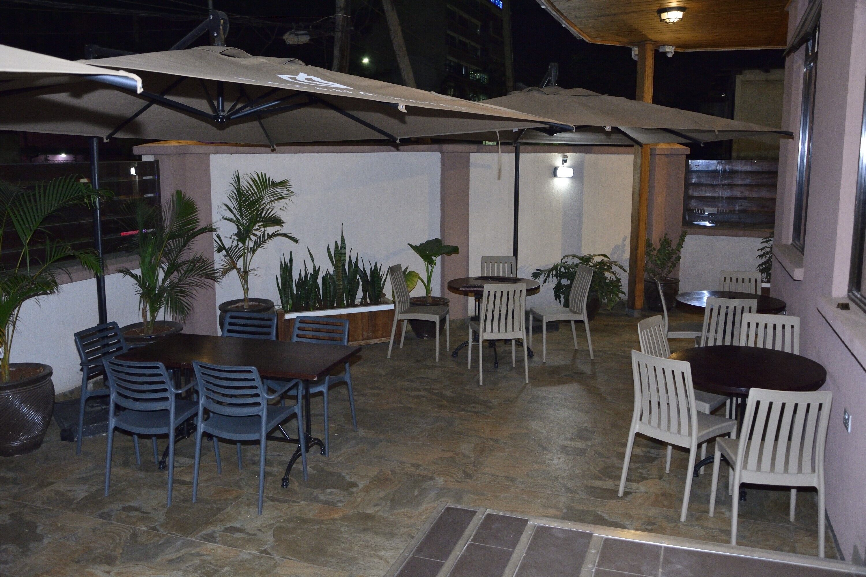 breakfast, lunch and dinner served