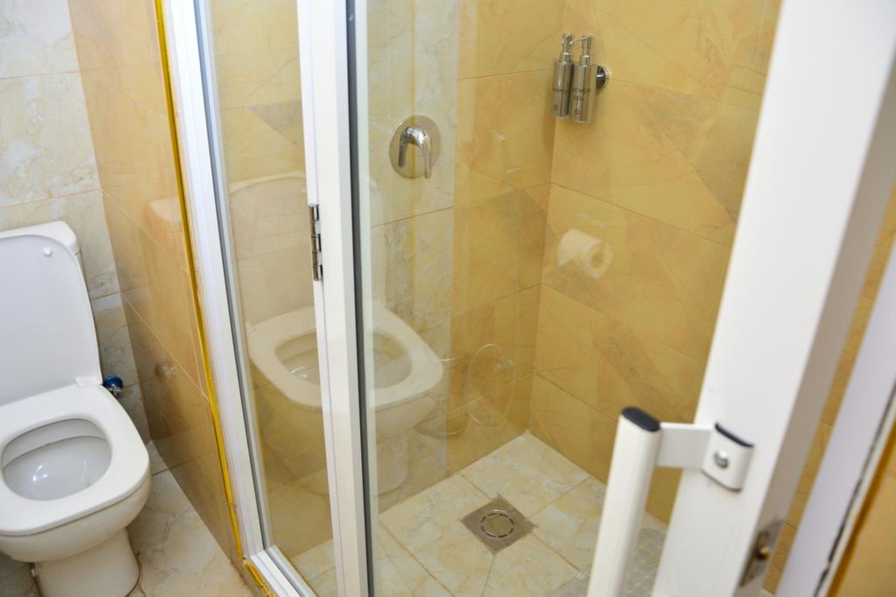 standard twin room | bathroom | shower, rainfall showerhead, free toiletries, hair dryer