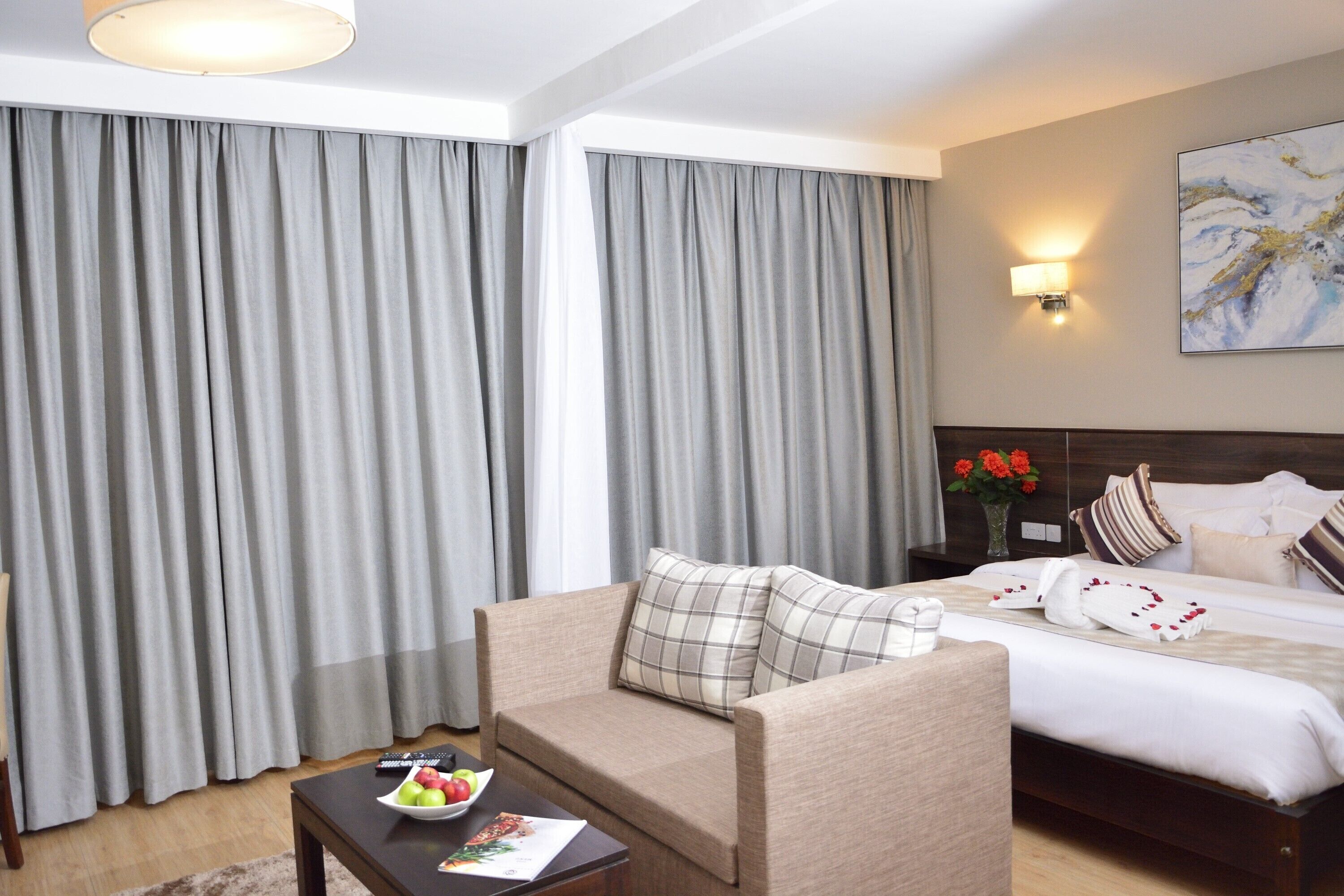 family room | minibar, in-room safe, desk, laptop workspace