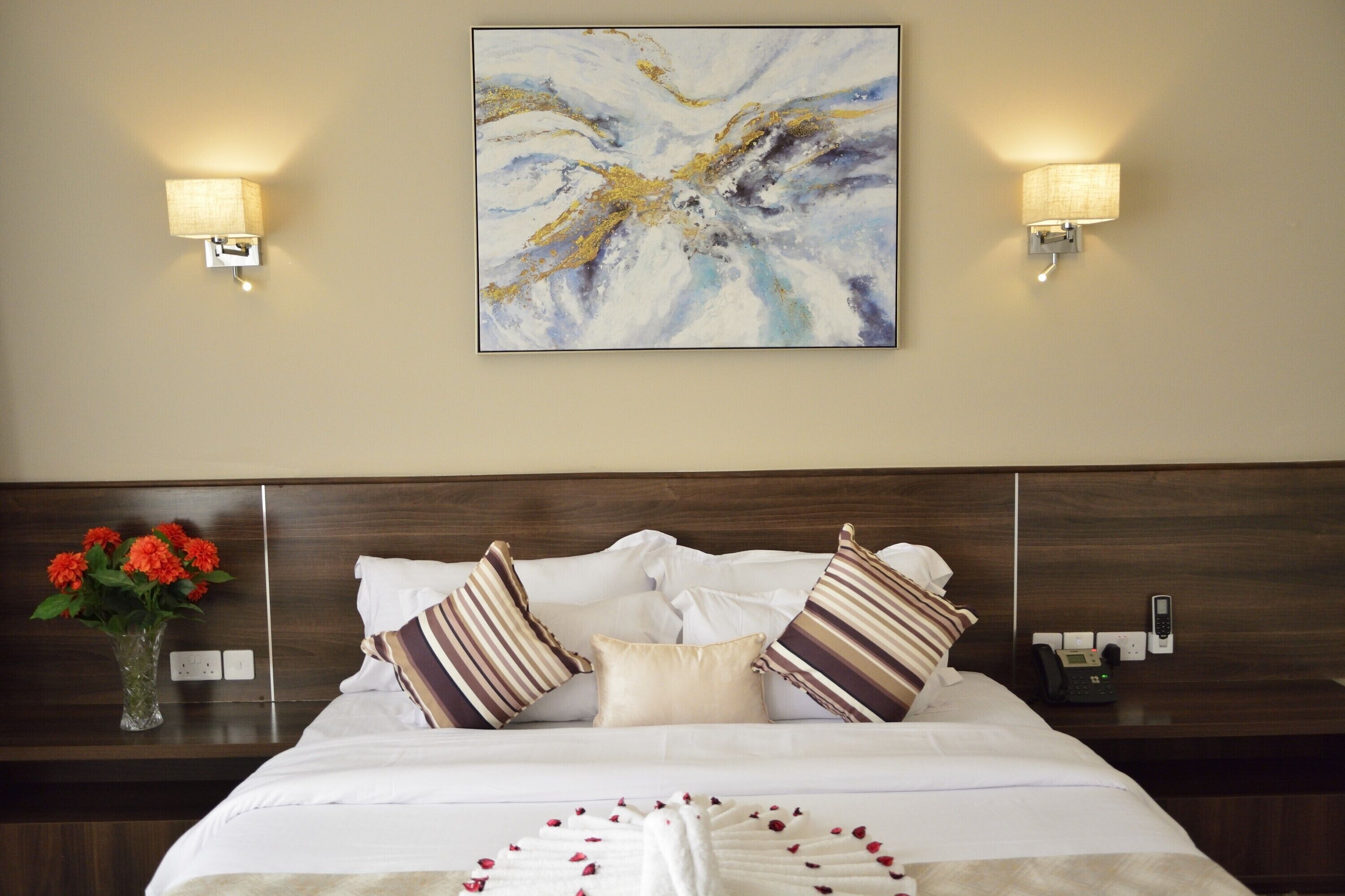 deluxe double room | minibar, in-room safe, desk, laptop workspace