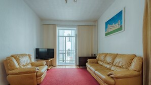 Leilighet, 2 soverom | Oppholdsrom | En 100-centimeters TV med digitale kanaler