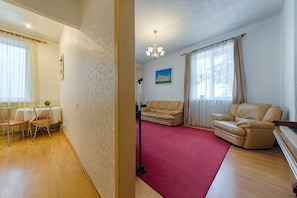 公寓, 2 间卧室 | 起居区 | 100-厘米电视(配备数码频道)