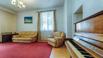 Lejlighed - 2 soveværelser | Stue | 100-centimeters tv med digitale kanaler