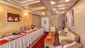 Breakfast buffet - Hotel  Zum Ochsen (Bietigheim)