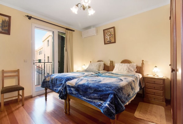 2 chambres, coffre-fort, fer et planche à repasser