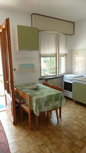 Réfrigérateur, micro-ondes, plaque de cuisson