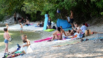 Di pantai, pasir putih, aktiviti berkayak, berdayung