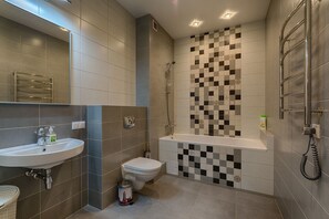 Deluxe Apartment, 3 Bedrooms | Bathroom | Separate bathtub and shower, free toiletries, hair dryer, slippers