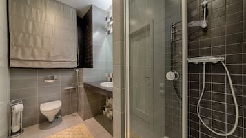 Deluxe Apartment, 3 Bedrooms | Bathroom shower