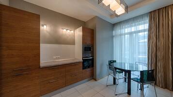 Deluxe Apartment, 3 Bedrooms | Private kitchen | Full-size fridge, microwave, oven, stovetop