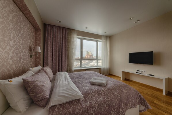 Deluxe Apartment, 3 Bedrooms | 3 bedrooms, desk, iron/ironing board, cots/infant beds