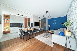 Apartment (9B/15) | Wohnbereich | 30-Zoll-Flachbildfernseher mit Satellitenempfang, Fernseher