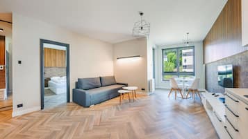 Appartement (9b/14) | Woonkamer | Een 30-inch flatscreentelevisie met satellietzenders en een televisie