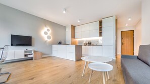 Apartment (Bydgoska 5a/7) | Private kitchenette | Fridge, oven, stovetop, dishwasher - Apartamenty Sun & Snow Silva (Gdynia)