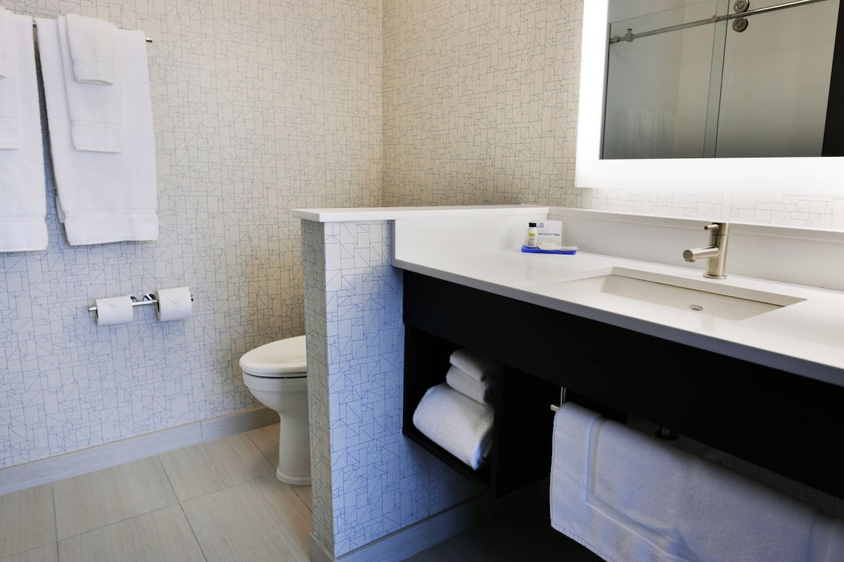 free toiletries, towels