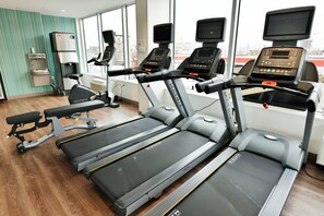 A gym with treadmills, stationary bikes, and a rowing machine. - Holiday Inn Express & Suites Jersey City - Holland Tunnel by IHG (Jersey City)