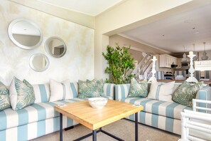 Maison classique | Aire de séjour | Téléviseur à écran plat de 32 po avec télévision par câble, téléviseur