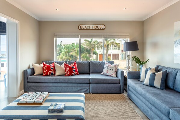 Maison classique | Aire de séjour | Téléviseur à écran plat de 32 po avec télévision par câble, téléviseur