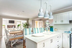 Casa clássico | Cozinha privada | Geladeira grande, micro-ondas, fogão, lava-louças
