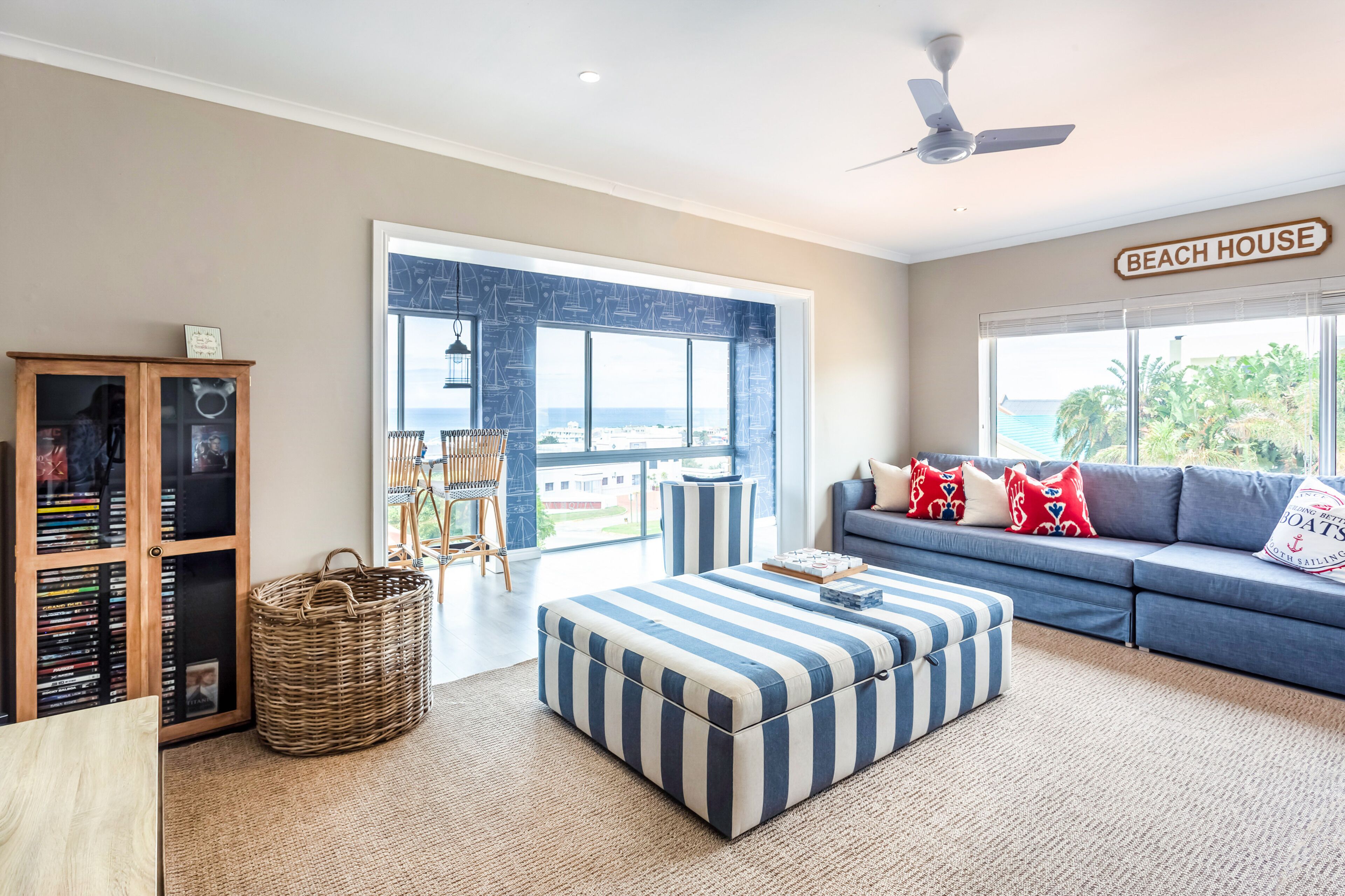 クラシック ハウス | リビング エリア | 32 インチの薄型テレビ (ケーブル放送視聴可)、テ レビ