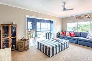 经典独立别墅 | 起居区 | 32-英寸纯平电视 （配备有线频道）、电视