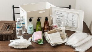 Regadera, secadora de cabello, pantuflas, bidet electrónico