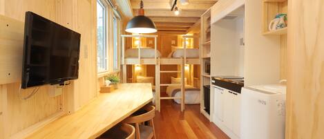 Comfort-herbergi (3, JR Mobile Inn) | Skrifborð, ókeypis þráðlaus nettenging, rúmföt