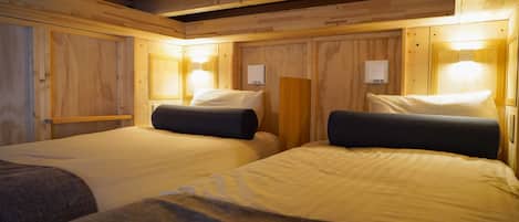 Escritorio, wifi gratis y ropa de cama