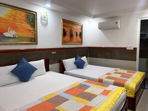 Habitación familiar | Minibar, escritorio, wifi gratis