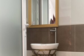 Family Room | Bathroom | Shower, free toiletries, hair dryer, slippers - Gia Han Hotel (Ho Chi Minh City)