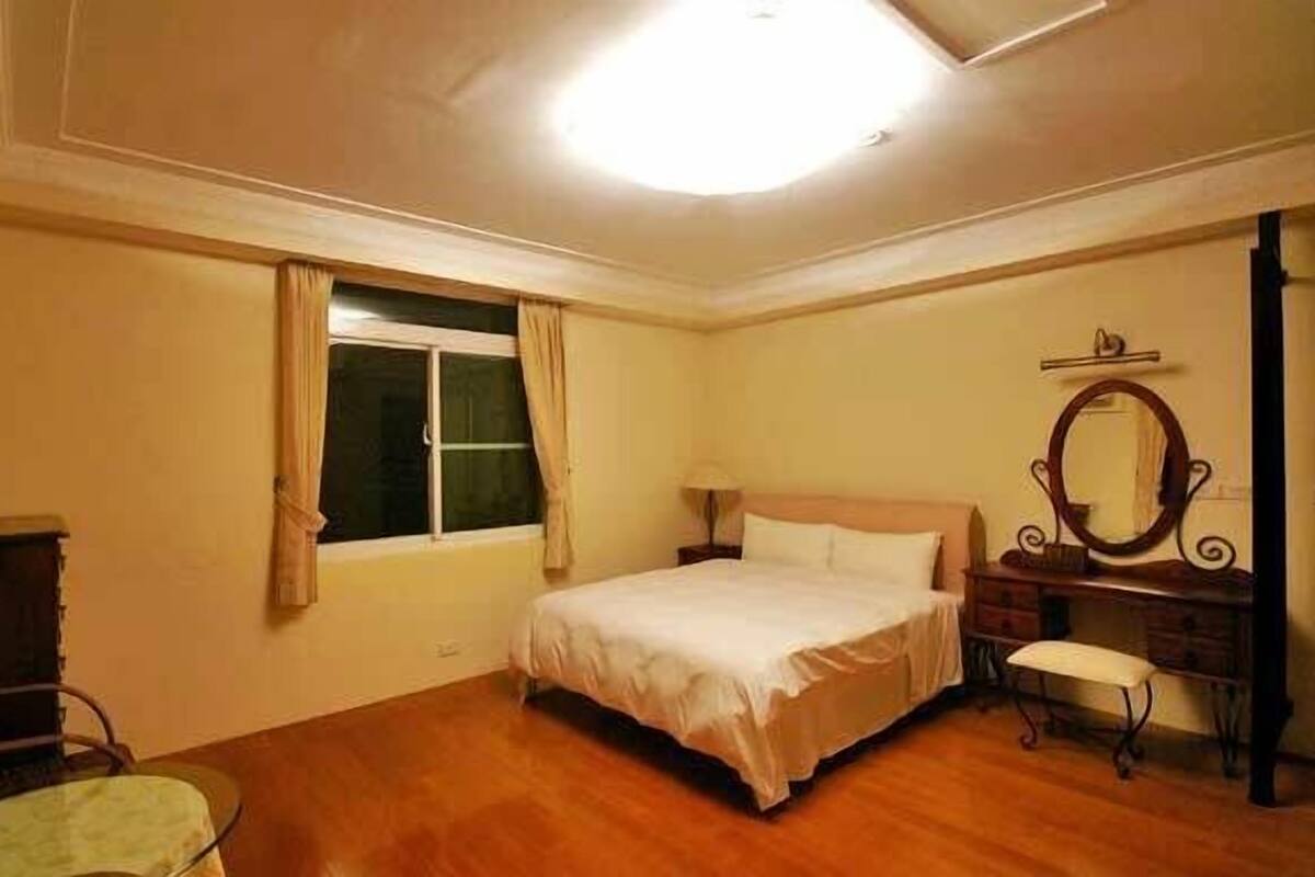 Room (12PAX) | Desk, free WiFi